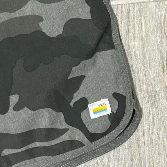 LIKE NEW! Men's Vuori Blue/Gray Camo Banks Shorts - MEDIUM - Picture 2 of 9